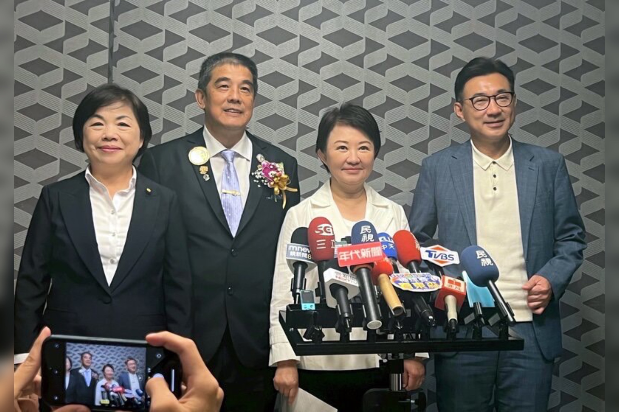 「最困難的時候 媽媽會留在家」  盧秀燕正式宣布不參選國民黨主席 