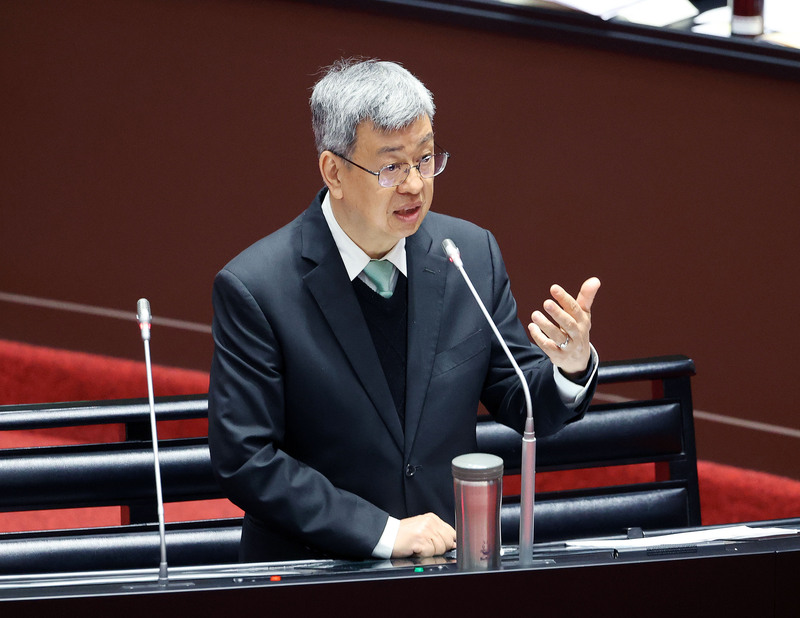 政府與高端互推諉，陳建仁在立院持續地以「政府正與高端協調公布」，一句敷衍。圖/取自中央社