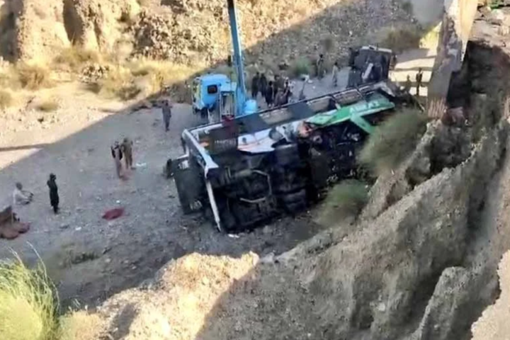 巴基斯坦一輛大型巴士行駛在山路時突然爆胎墜谷，至少造成29人死亡。圖/取自WWK《推特》
