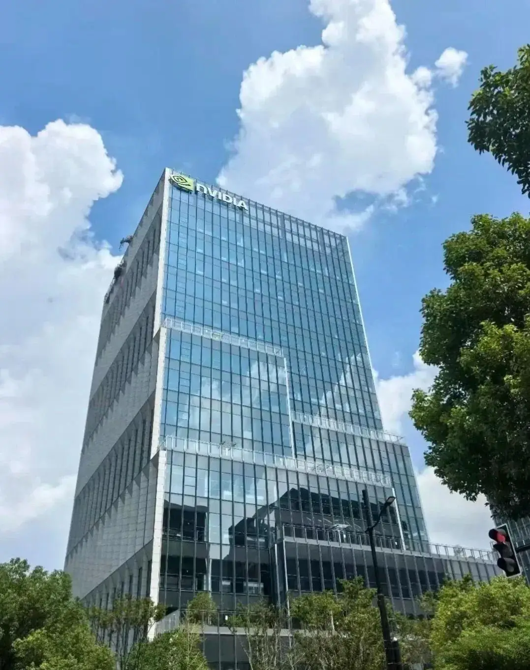 看好中國大陸AI發展迅速,輝達在上海張江高科技園區的科學城也買下了一幢大樓,去年底才裝上了LOGO,今年準備大展身手。圖/取自搜狐網