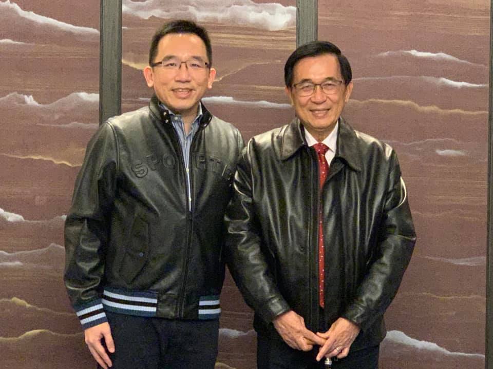 前總統陳水扁(右)24日凌晨發文痛批網媒主持人廖筱君亂貼標籤。左為陳水扁之子陳致中。圖/取自陳水扁臉書
