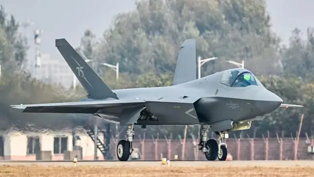 圖為在本月珠海航空展亮相的大陸新型「殲-35」隱形戰機。圖／取自廣州日報網