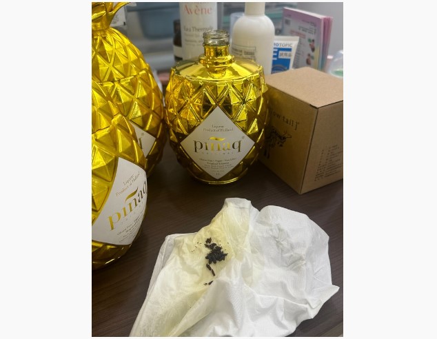 台中一名黃先生飲用從賣場買的酒，在酒快喝光時發現酒中有異物。圖/中央社
