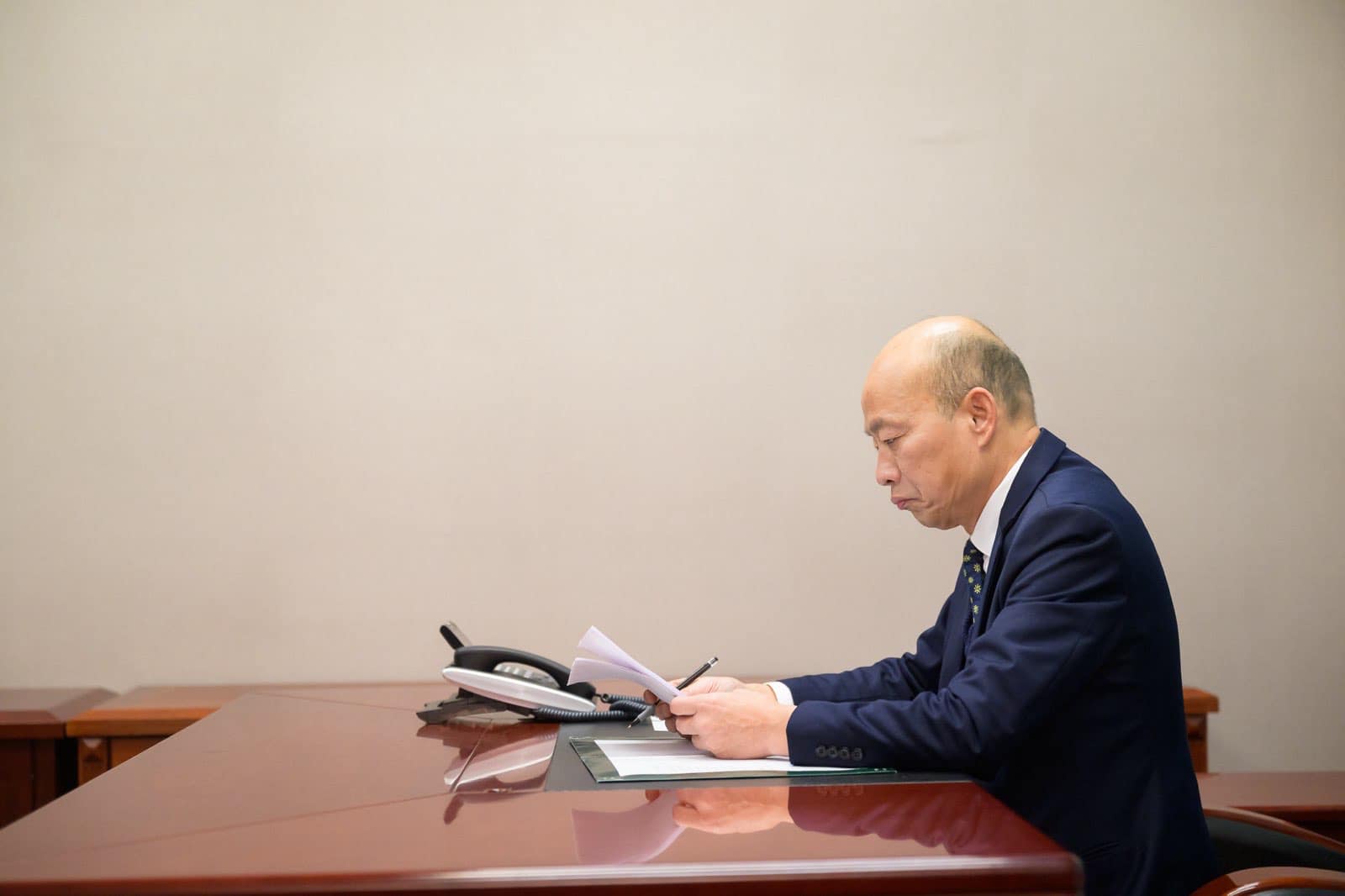 韓國瑜任立法院長後，民調顯示其整體形象都轉好，圖為韓國瑜上任後第一張在臉書留影的辦公照。圖／取自韓國瑜臉書