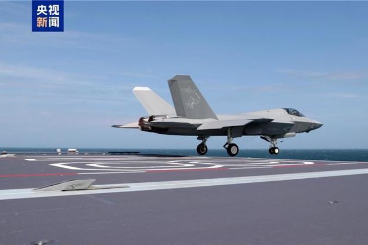 殲-35艦載隱身戰鬥機，被外界視為大陸航母戰力的核心。圖為殲-35。圖/取自大陸央視