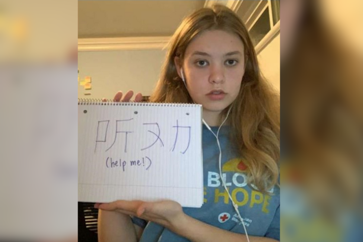 一個少女拿著「聽勸」牌子，求網友幫忙打扮化妝。圖/小紅書