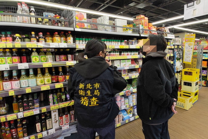 新北市衛生局前往轄內全聯購物中心稽查。圖/取自中央社