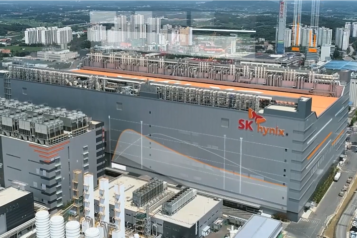 半導體記憶體巨頭SK海力士今（28日）發表了第三季財報。單季營業利益同比暴增632%，營收更首度衝破100兆韓元大關。圖/取自SK海力士YT