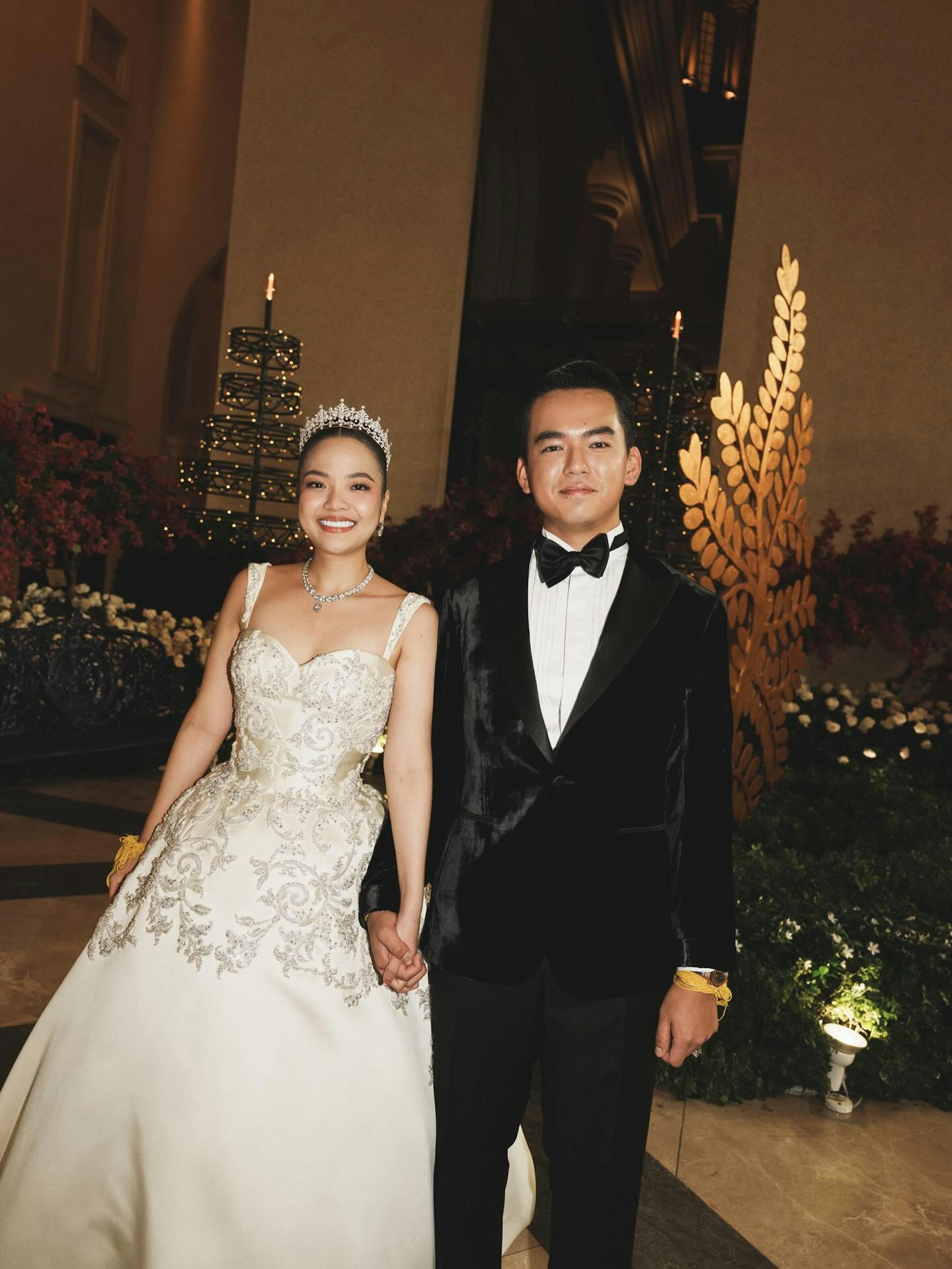兩人在壓軸的西式晚宴換成華麗婚紗與西裝。圖/取自蓬索莉雅公主IG