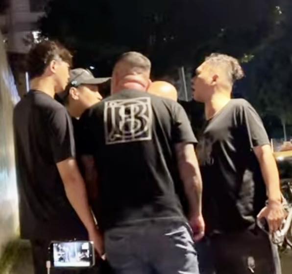 一群黑衣男子對民眾黨支持者嗆聲。圖/取自林昭印臉書