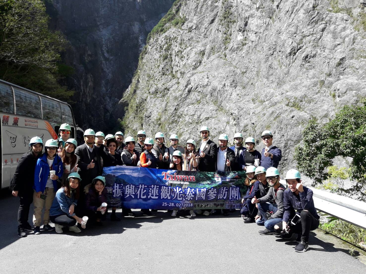 2018年2月花蓮地震後，時任駐泰國代表童振源率泰國台商參訪花蓮。圖/取自童振源臉書