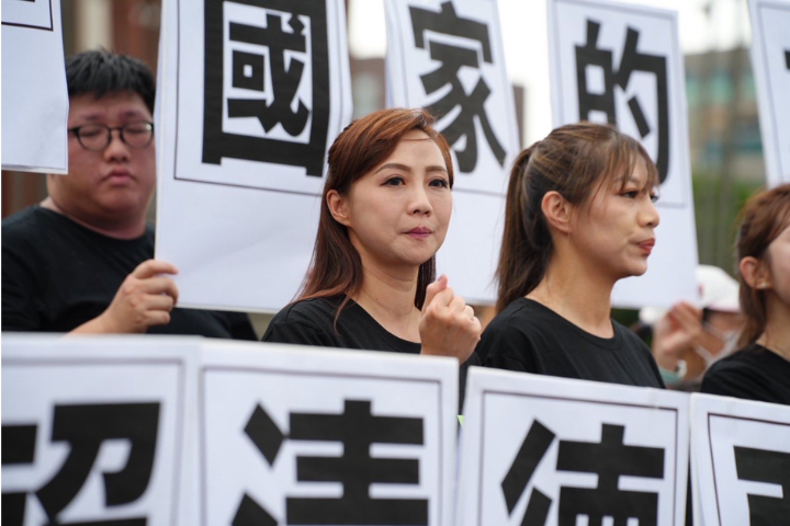 立法院交通委員會民進黨召委許智傑16日排定前往日本仙台機場考察「高雄-日本仙台新航線」辦理情形，遭民眾黨立委黃國昌辦公室主任周曉芸（左二）批，用國家資源宣傳自己的考察。圖/取自周曉芸臉書
