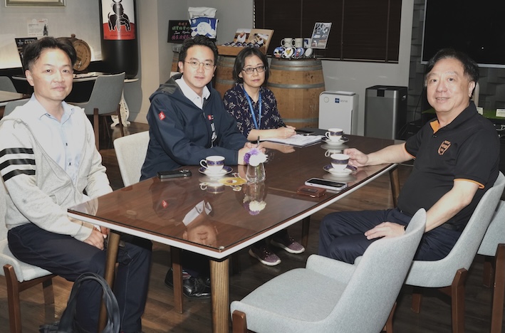 高雄市經發局長廖泰翔（左二）、台灣科技產業園區電機電子工業同業公會理事長鄭再興（右），商討對應美國高關稅的因應之道。圖／經發局提供