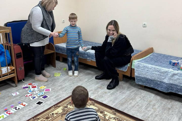 「他們拒絕屈服」 安潔莉娜裘莉突訪烏克蘭前線城市探視居民