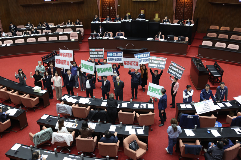 白委議場守夜確保5/8順利表決軍購案、護病比入法　黃國昌爆：蔡其昌私下拜託軍購只要8600億