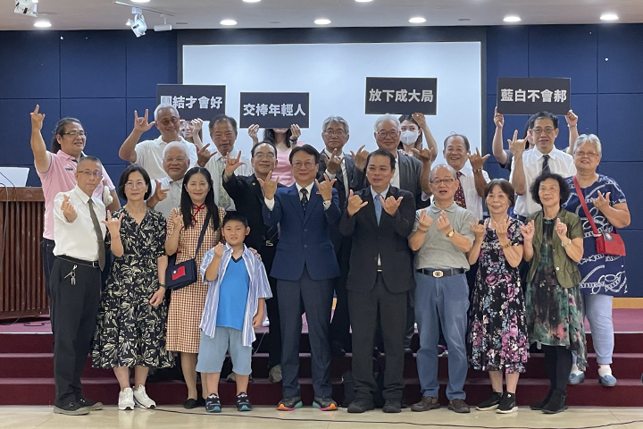 有意參選國民黨主席的前彰化縣長卓伯源(前中)4日記者會與支持者合影。圖/記者梁鴻欣攝