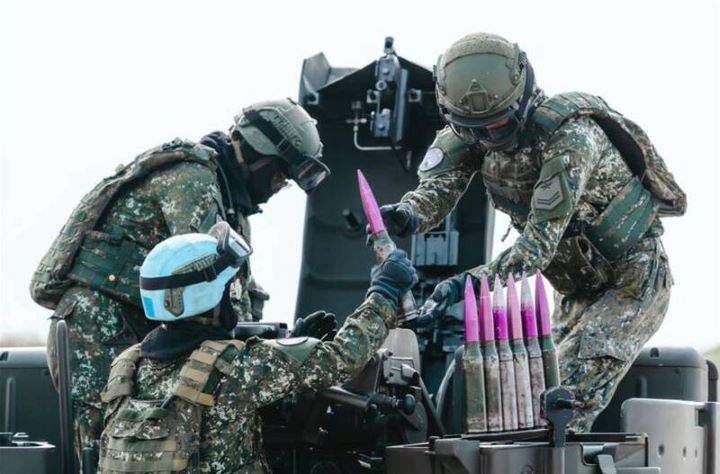 35快砲射擊前,官兵須按標準作業程序,分工完成彈藥裝填入彈艙、上彈、測試。圖中可見35公釐砲彈之巨大。圖/取自《青年日報》