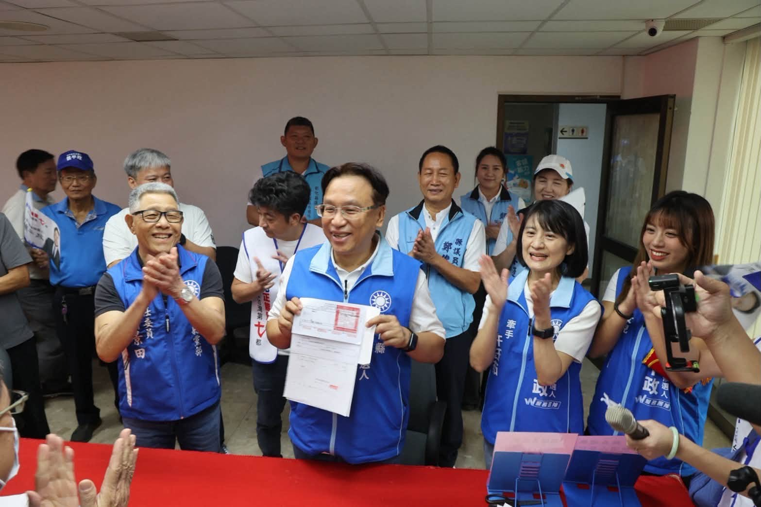 彰化縣議長謝典霖（後排左3）現身陪同國民黨彰化縣長參選人魏平政（左2）登記參選。圖/取自魏平政臉書