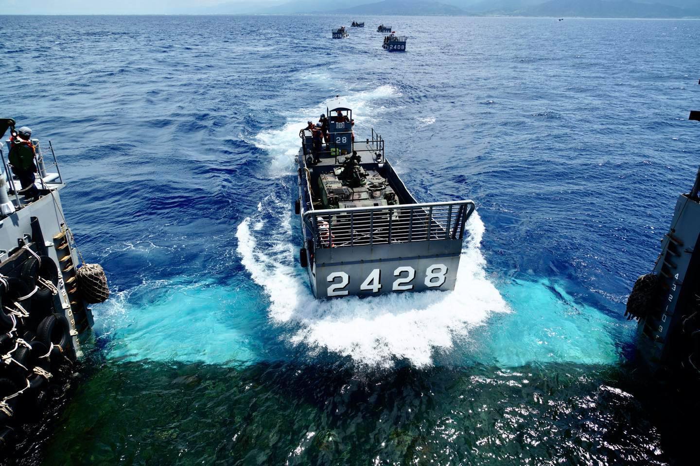 台海情勢危殆，蔡政府國防國安卻不同調，圖為海軍舟波搶灘操演。圖/取自國防部發言人臉書