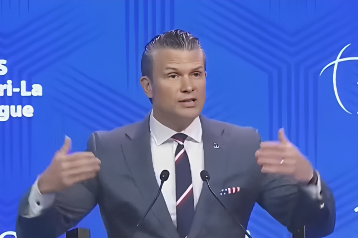 美國防長赫格塞斯（Pete Hegseth）此前在香格里拉論壇肯定中美兩軍對話重要性。圖/翻攝自Forbes Breaking News YouTube頻道