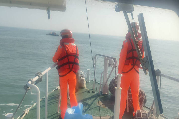 海巡署船艦上周三在金門海域發現陸籍遊艇越界執行驅離。圖/海巡署提供 
