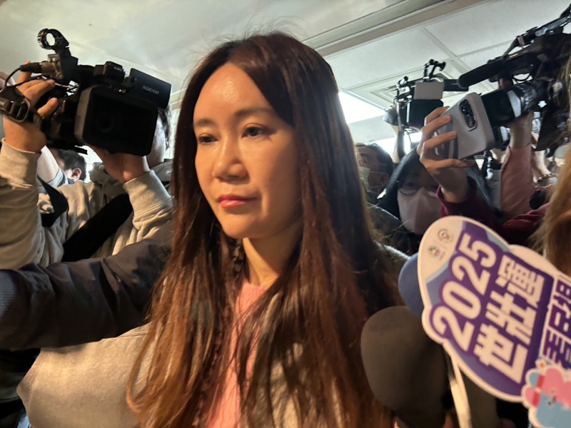 民進黨台北市議員陳怡君（前）疑詐領助理費，檢調12日兵分多路到陳怡君服務處和辦公室搜索，將陳怡君和1名助理帶回偵訊，陳怡君回應媒體表示，「請大家相信我的清白，會配合檢調調查」。圖／中央社