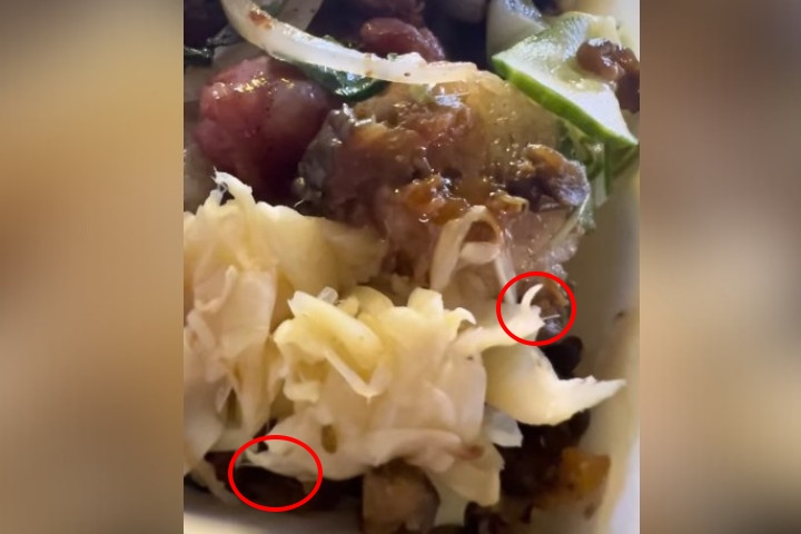 有消費者在台南大益夜市買大腸香腸，在薑片中驚見多隻活蛆蠕動。圖/取自臉書社團「台南大小事」