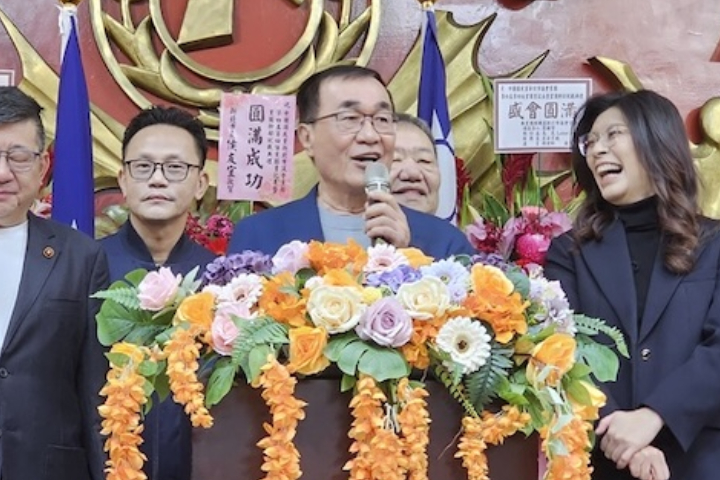 台北市前副市長李四川（前中）投入新北市長選舉。圖為他9日出席新北市議會國民黨團幹部交接儀式。圖/中央社