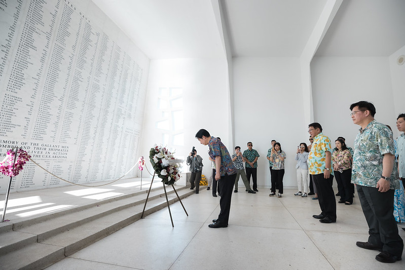 賴清德總統過境夏威夷，在「亞利桑納號戰艦紀念館」於陣亡美軍將士名錄花圈前鞠躬致意。圖/中央社