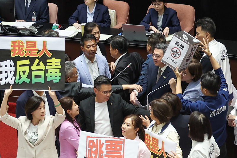 【毒油風暴】卓揆赴立院專案報告場面火爆　遭藍委包圍11分鐘嗆下台