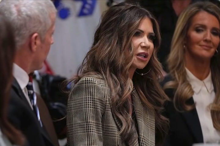 川普再加碼　移民「自願遣返」獎金提高至3千美元