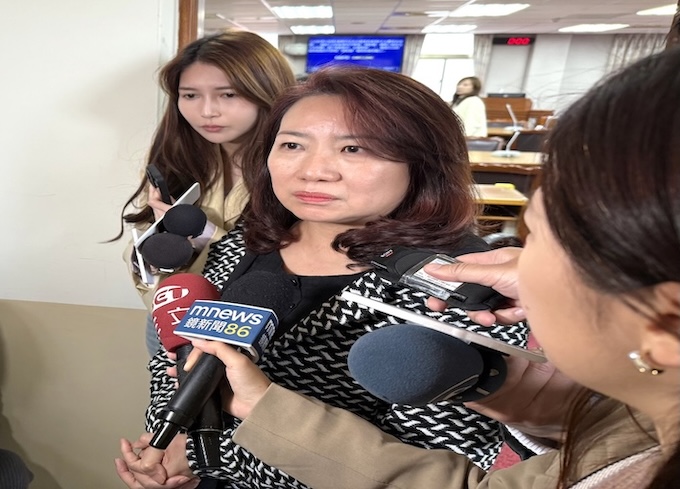 圖說：民進黨立委羅美玲（中）2日對於前助理盛礎纓涉洩密案表示，非常驚訝。圖／中央社