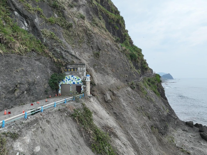 花蓮縣豐濱鄉知名景點「親不知子海上古道」因地震導致入口處遭土石掩埋、玻璃棧道有多處破裂、防落石護網損壞斷裂等災情，鄉公所表示，將需要時間來修復。 （豐濱鄉公所提供）圖／中央社