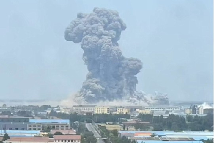 山東一家化工廠27日上午發生大爆炸，現場竄出大量濃煙。圖/翻攝自微博 