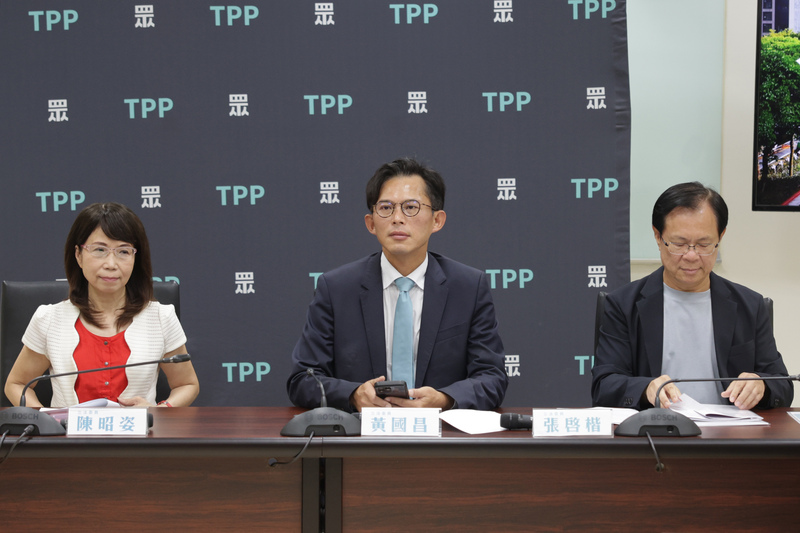 民眾黨立法院黨團19日在立法院舉行「人民的事，我們的事」第11屆第4會期優先法案記者會，黨團總召黃國昌（中）、副總召張啓楷（右）、幹事長陳昭姿（左）出席說明。針對年金列國民黨第一優先法案，黃國昌認年金改革不可逆，但可討論。圖／中央社