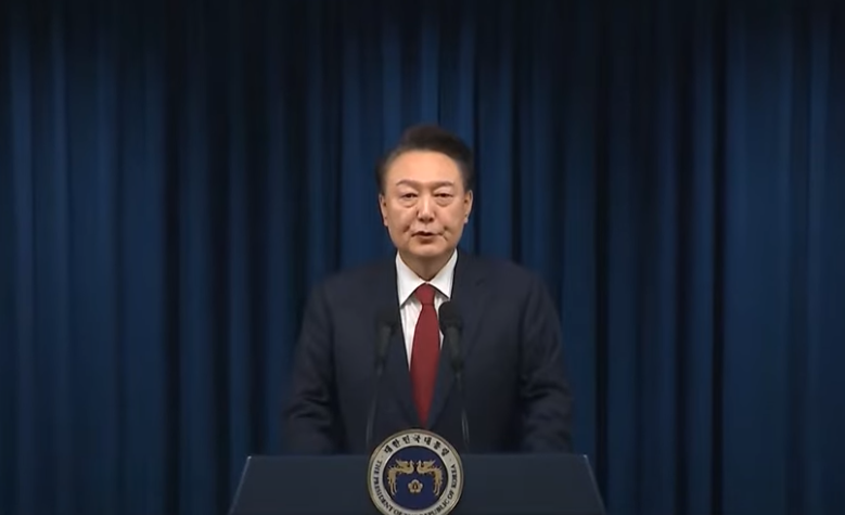南韓法院31日批准針對南韓總統尹錫悅的逮捕令。圖/翻攝自MBCNEWS YouTube頻道