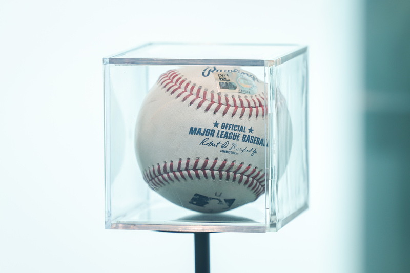 大谷翔平的「50轟50盜」紀念球目前在台北101展出。圖/中央社