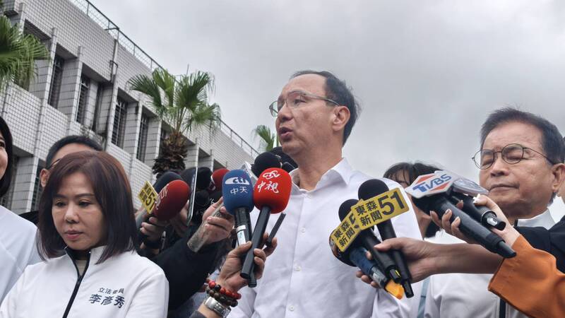 國民黨主席朱立倫25日到北院外聲援國民黨台北市黨部主委黃呂錦茹。圖/中央社