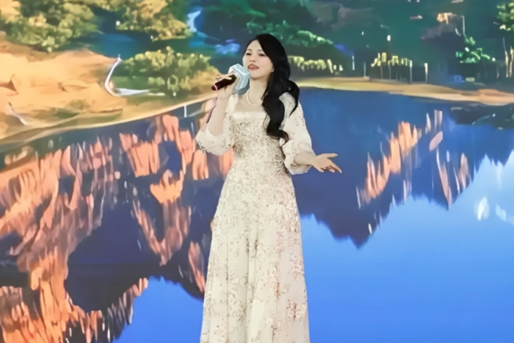 台灣藝人伊能靜在論壇上演唱《阿里山的姑娘》。圖/取自中新社