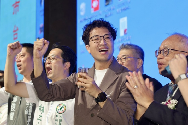 「洋流」出包了！沈伯洋被逮「紅線違停」　工作人員急喊：不要拍