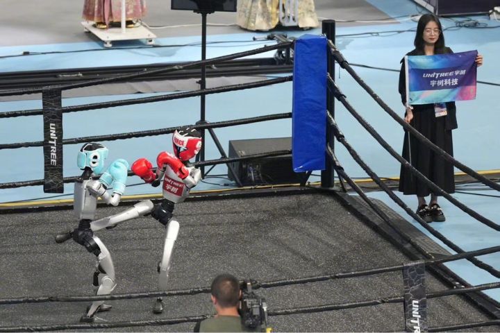宇樹機器人一會兒跳街舞，一會兒打拳擊。圖/取自《北京青年報》