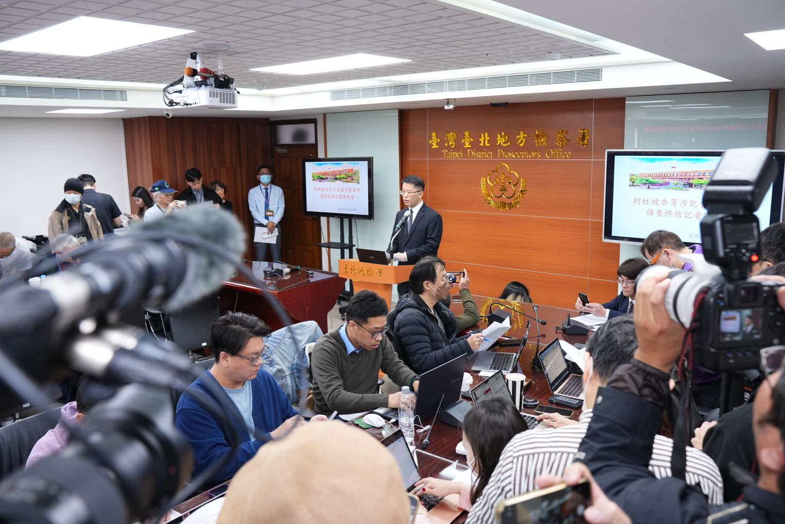 北檢主任襄閱檢察高一書於記者會中說明對前台北市長柯文哲等人起訴的內容。圖/陳卡文攝