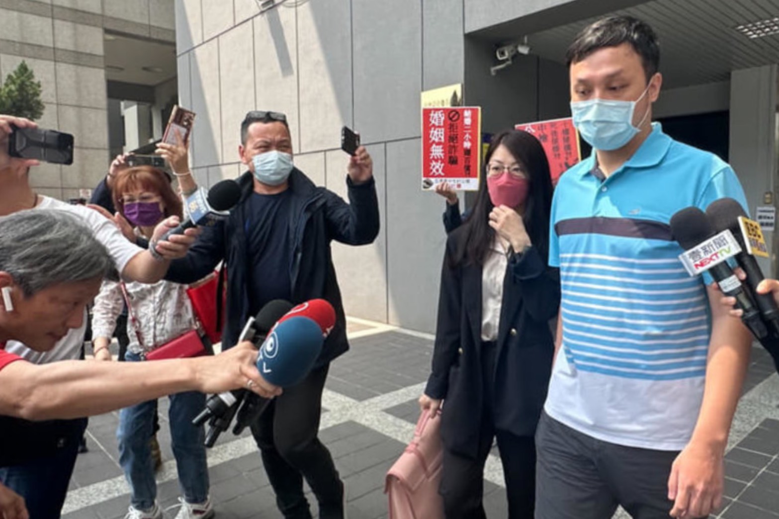 被告夏朝源開庭皆穿著藍色上衣，也引起外界關注。圖/中央社