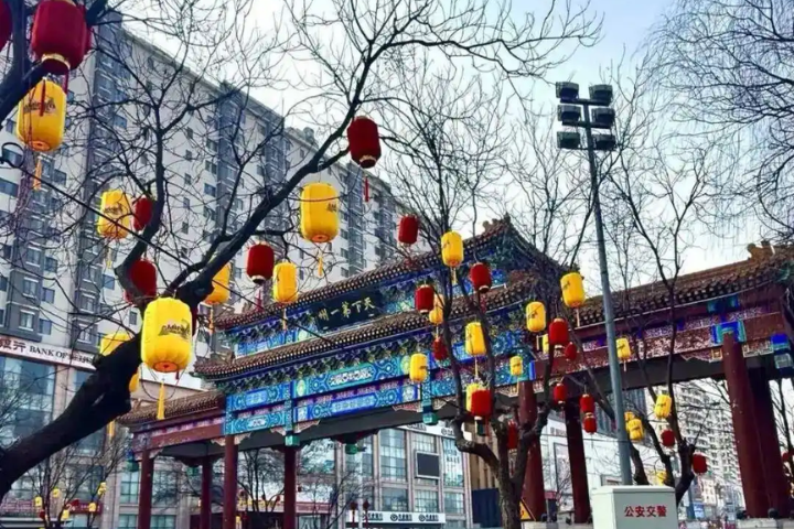 北京街頭為何亮起黃燈籠？一片金黃掀熱議  吉祥象徵還是五行玄機