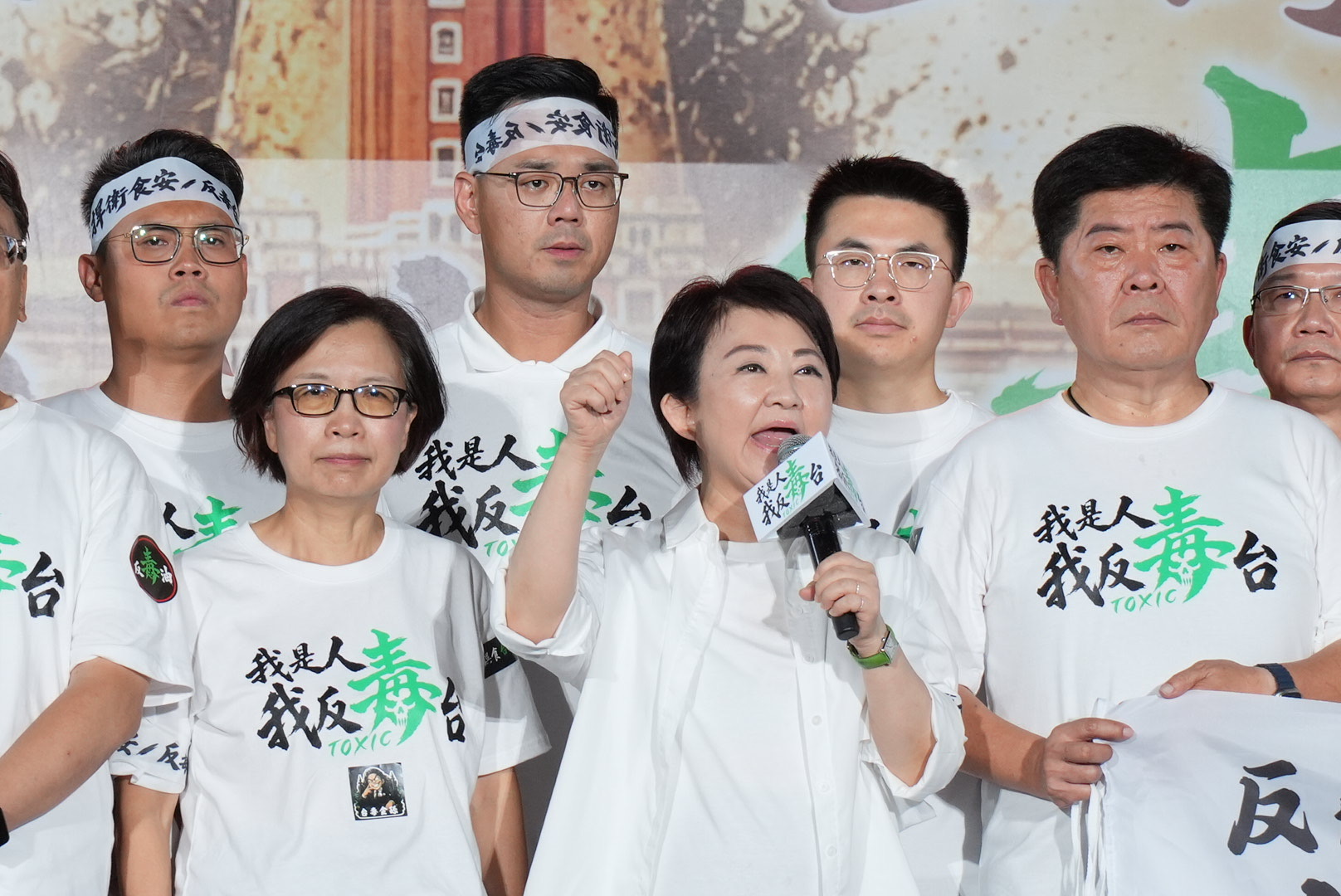 台中市長盧秀燕25日在凱道反問民進黨:急著讓問題油重新上架,是誰在包庇?誰是門神?圖/記者陳思豪攝