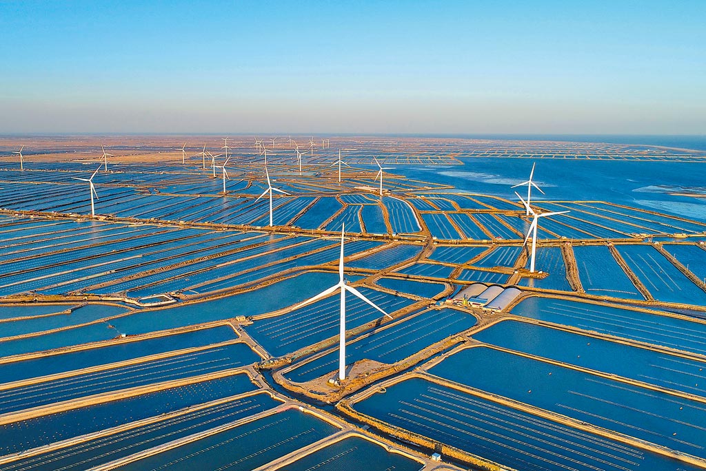 圖為河北省唐山市樂亭縣濱海養殖區內的風電場。圖/取自新華社