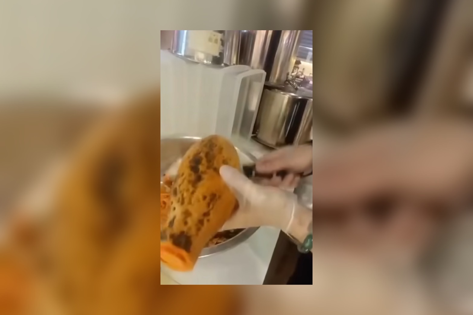 日春木瓜牛奶連鎖店遭爆料使用發黴的木瓜。圖/取自爆料公社社員吳伊琳貼文
