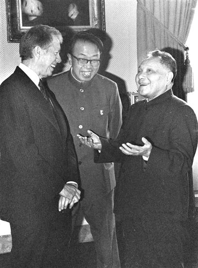 1979年1月29日，美國總統卡特（左）和鄧小平（右）在華盛頓白宮會談前交談。圖/取自新華社