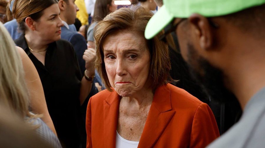 民主黨籍美國眾院前議長裴洛西，選後指責拜登退選太晚，且不按程序辦初選。圖為6日陪賀錦麗前往霍華德大學發表敗選演說的裴洛西，差點當場哭出。圖／取自@bennyjohnson X