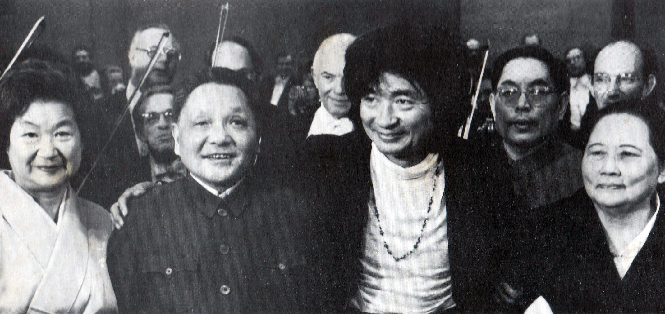 1979年3月，小澤征爾帶領樂團前往中國進行演出留下一張唱片。唱片內頁穿插一些歷史照片，包括這張小澤征爾與鄧小平的合影，最右邊是孫文的遺孀宋慶齡。最左邊是小澤征爾的媽媽。圖/翻攝自唱片內頁